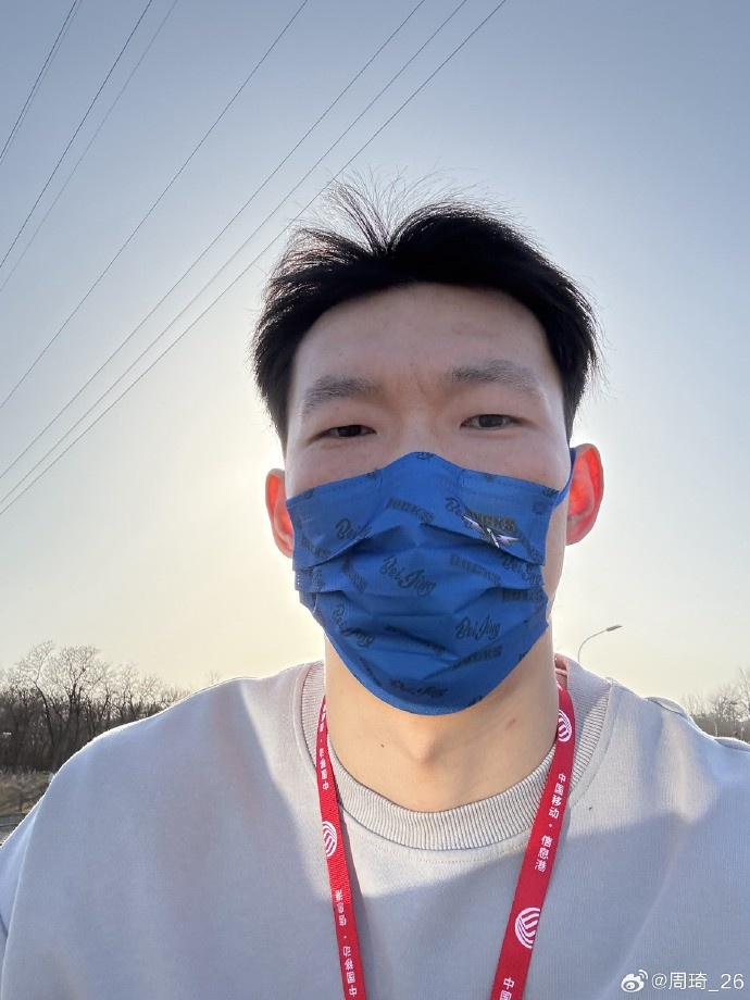 悠閑！周琦騎京牌電動(dòng)車出行：太陽出來了 開京牌兜兜風(fēng)！