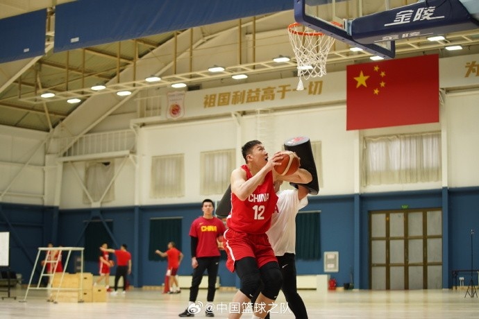 中國籃球之隊官博：大塊頭 大能量 祝李炎哲25歲生日快樂！
