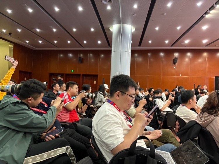 萬(wàn)眾矚目！記者擠滿(mǎn)國(guó)足賽前新聞發(fā)布廳，賽場(chǎng)記者預(yù)計(jì)超300人