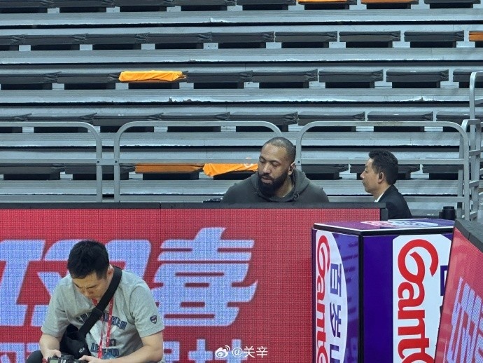 今晚不打？廣東主場(chǎng)迎戰(zhàn)廣廈 吉倫沃特一身便裝現(xiàn)身球館