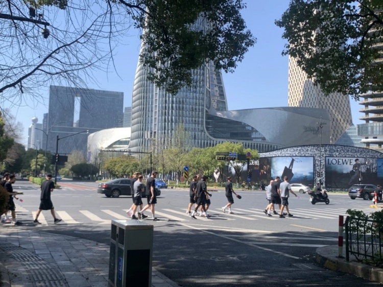 心態(tài)放松，有網友拍到澳大利亞隊早上在萬象城citywalk