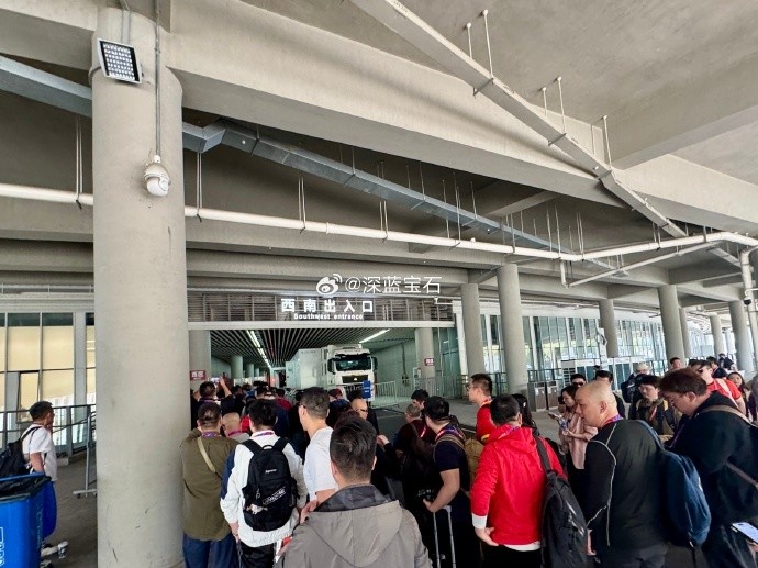 盛況空前！記者曬照：距離中澳之戰(zhàn)還有三小時(shí)，現(xiàn)場(chǎng)記者已超百名