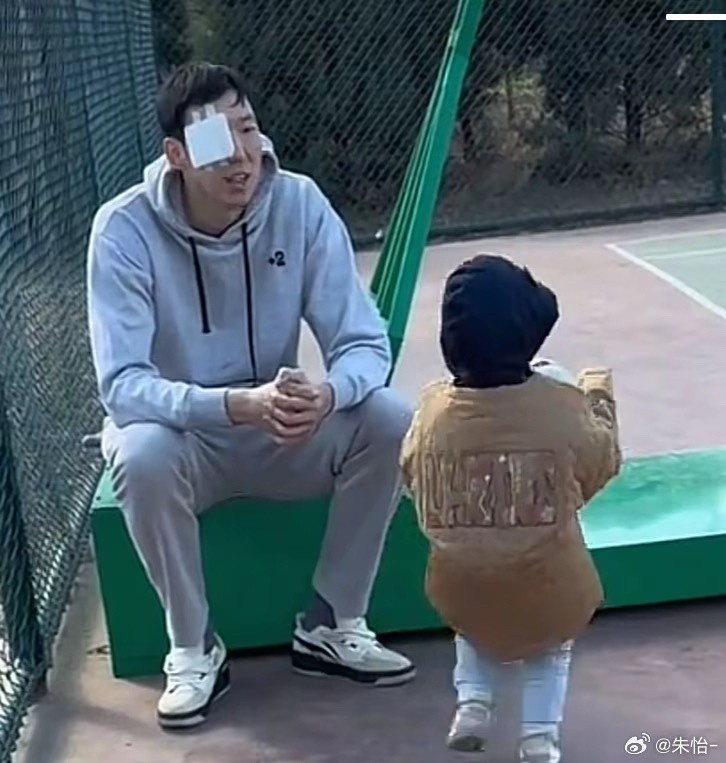 顧家好男人！記者曬出周琦手術(shù)后回歸家庭帶娃照片